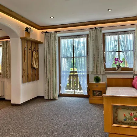 Loiplstueberl Aparthotel 4*